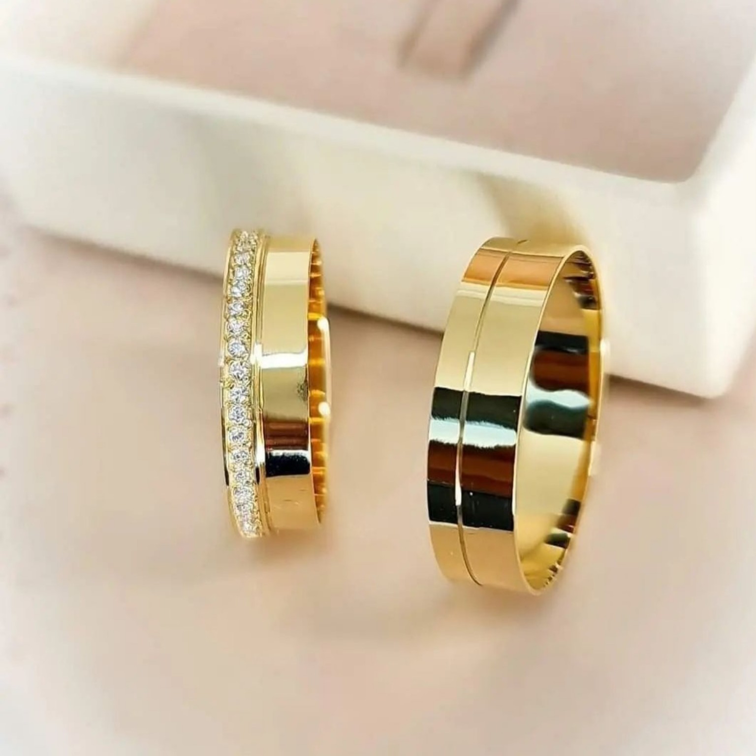 Alianças de ouro 18K com acabamento personalizado