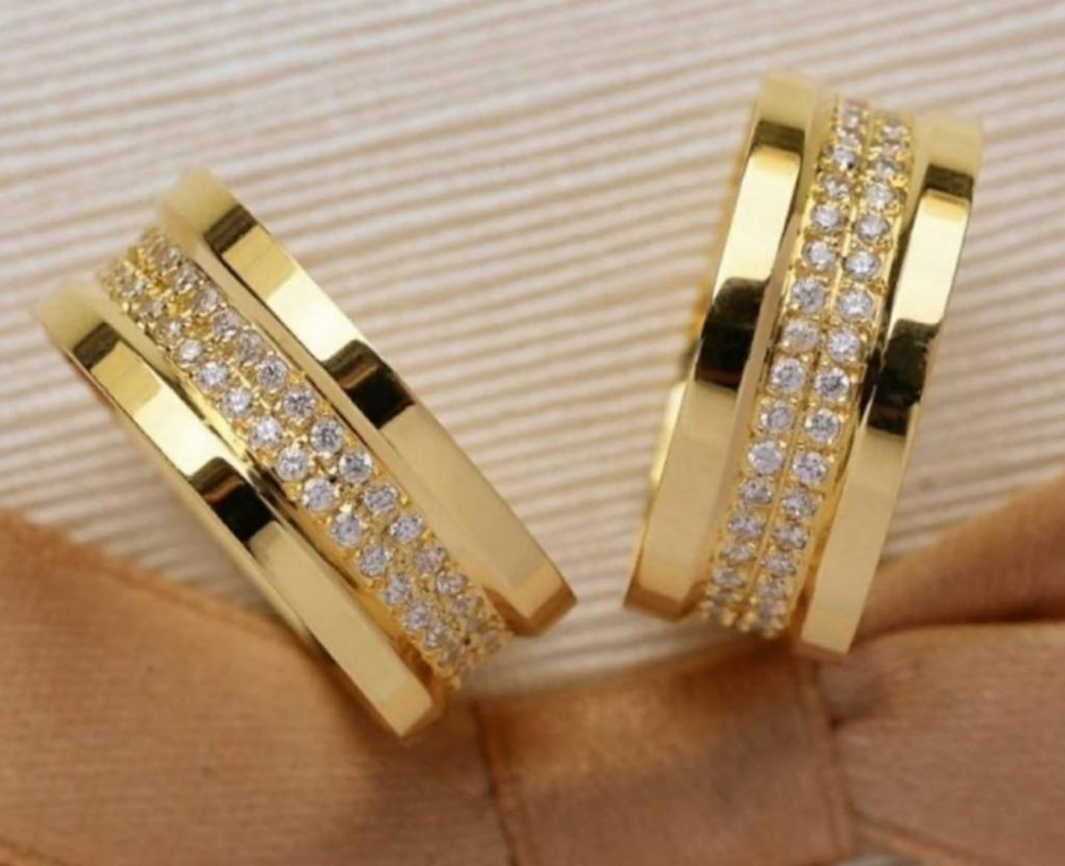 Alianças personalizadas em ouro 18K para casamento